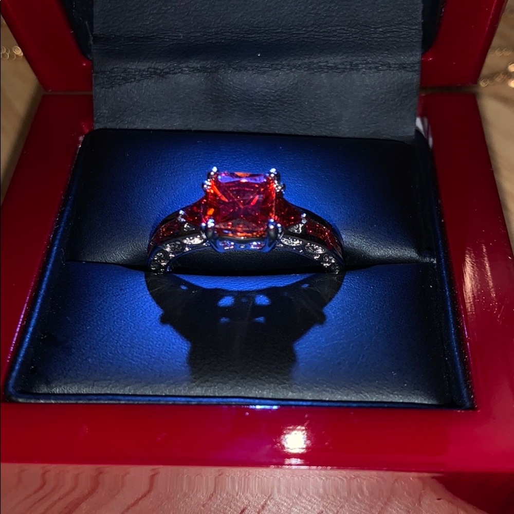 Red ring - Picture 2 of 5